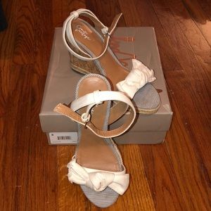 Crown vintage white strap wedge 8